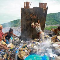 Foto: United Nations Photo: Women and Children Search for Cans to Sell (<a href="https://creativecommons.org/licenses/by-nc-nd/2.0/">CC BY-NC-ND 2.0</a>) 